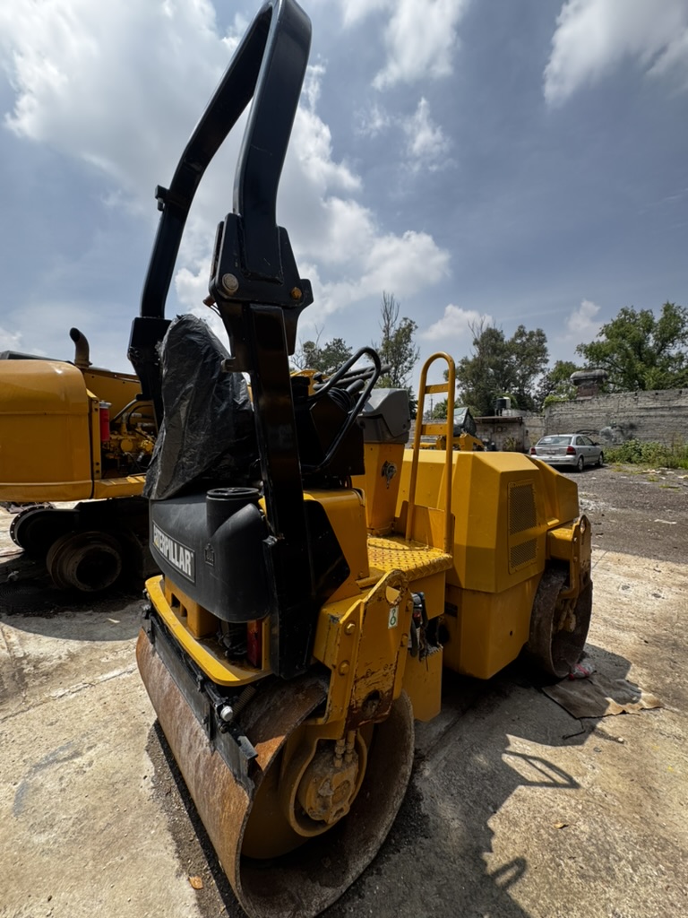 Vibrocompactador Caterpillar CB24 2011